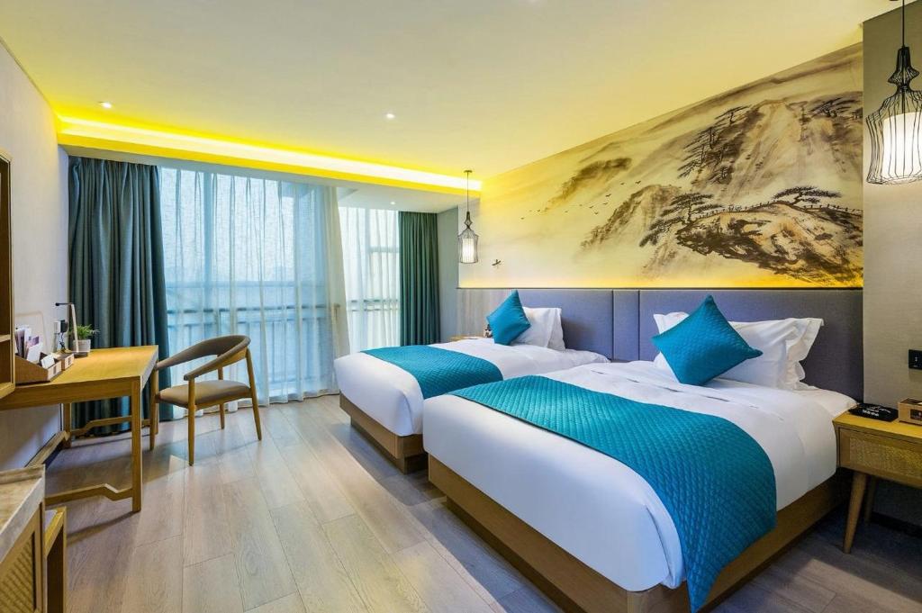 Postel nebo postele na pokoji v ubytování Mehood Lestie International Hotel Nancun Wanbo Metro Station Branch - Free Shuttle Bus to Canton Fair Complex During Canton Fair Period & Free breakfast & Free afternoon tea & Free midnight snack & Free VPN Internet Access