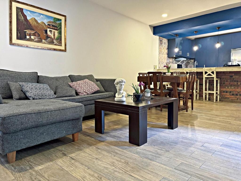 Casa moderna en Villamorra a pasos del Shopping Mariscal Lopez 2Dorm,2 garajes y Wifi的休息区