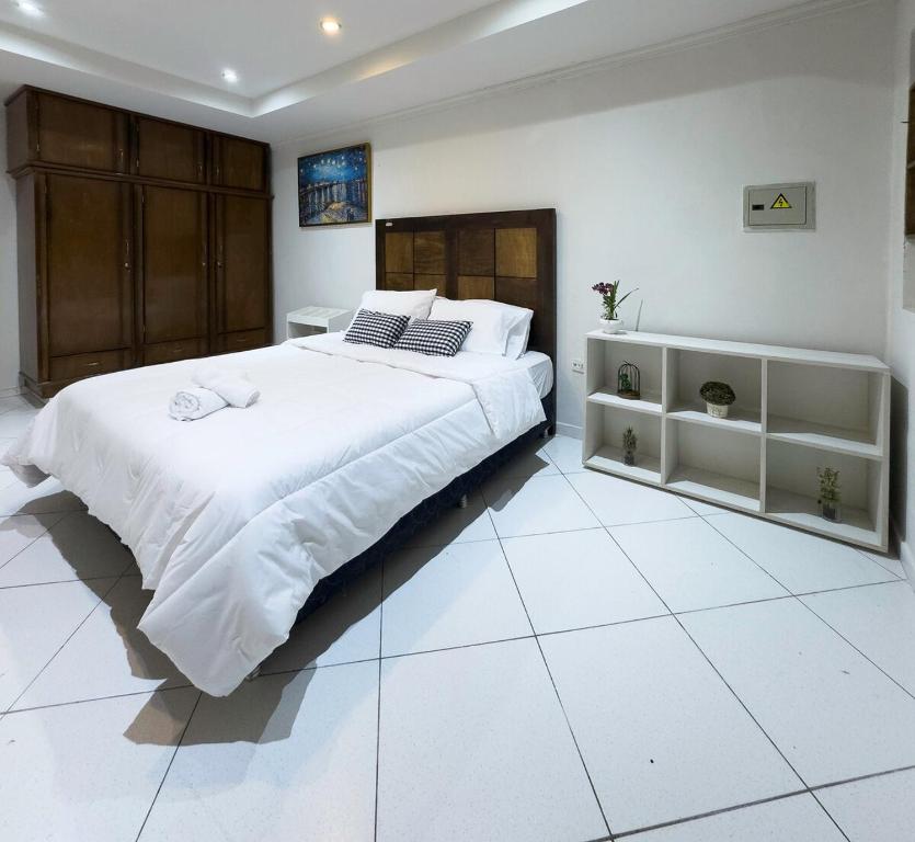Casa moderna en Villamorra a pasos del Shopping Mariscal Lopez 2Dorm,2 garajes y Wifi客房内的一张或多张床位