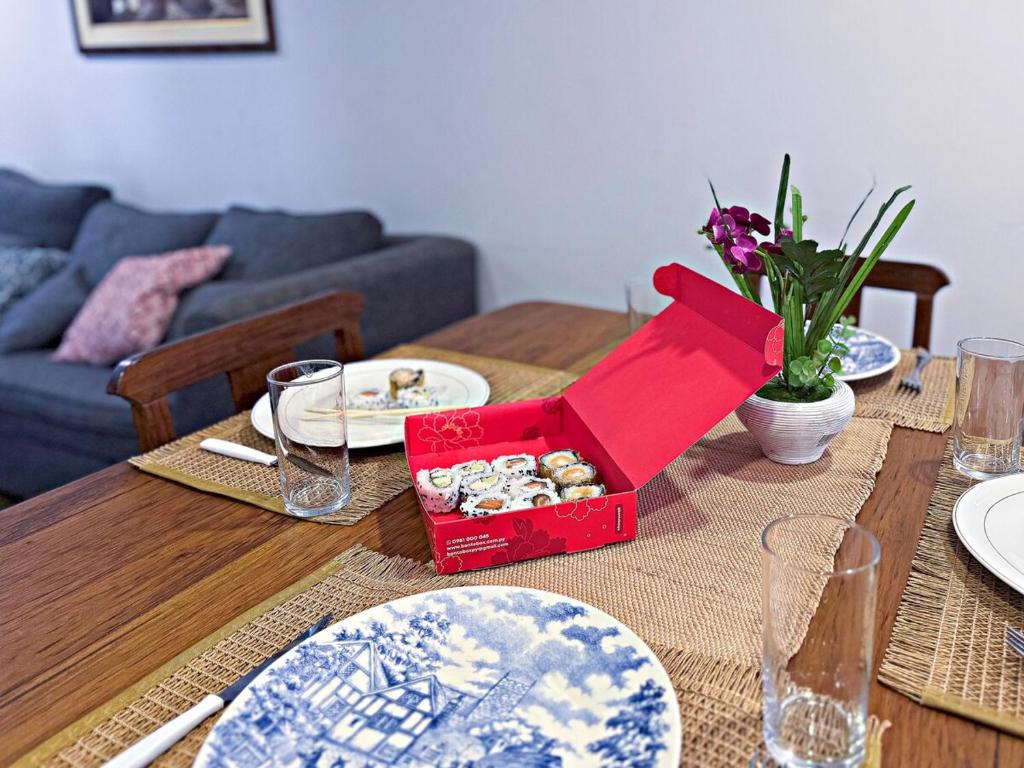 Casa moderna en Villamorra a pasos del Shopping Mariscal Lopez 2Dorm,2 garajes y Wifi的休息区