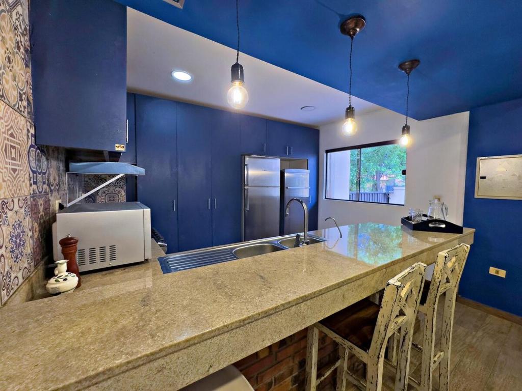 Casa moderna en Villamorra a pasos del Shopping Mariscal Lopez 2Dorm,2 garajes y Wifi的厨房或小厨房