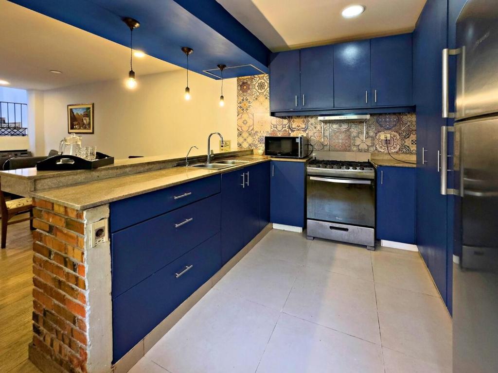 Casa moderna en Villamorra a pasos del Shopping Mariscal Lopez 2Dorm,2 garajes y Wifi的厨房或小厨房