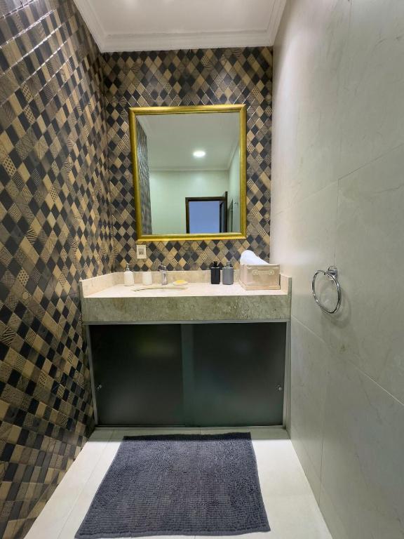 Casa moderna en Villamorra a pasos del Shopping Mariscal Lopez 2Dorm,2 garajes y Wifi的一间浴室