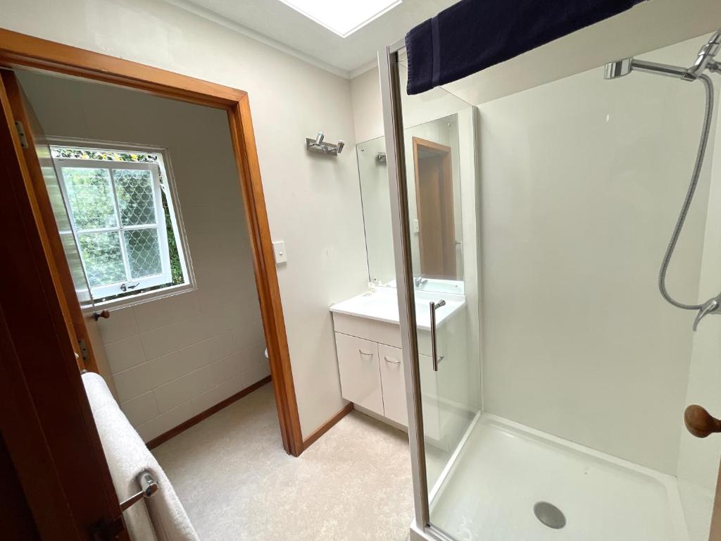 Koupelna v ubytování Browns Bay Olive Tree - Pet Friendly Family Apartment