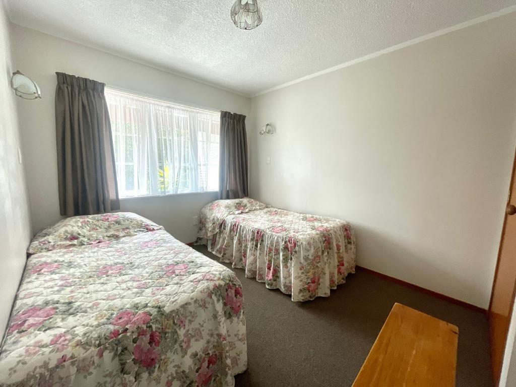 Postel nebo postele na pokoji v ubytování Browns Bay Olive Tree - Pet Friendly Family Apartment