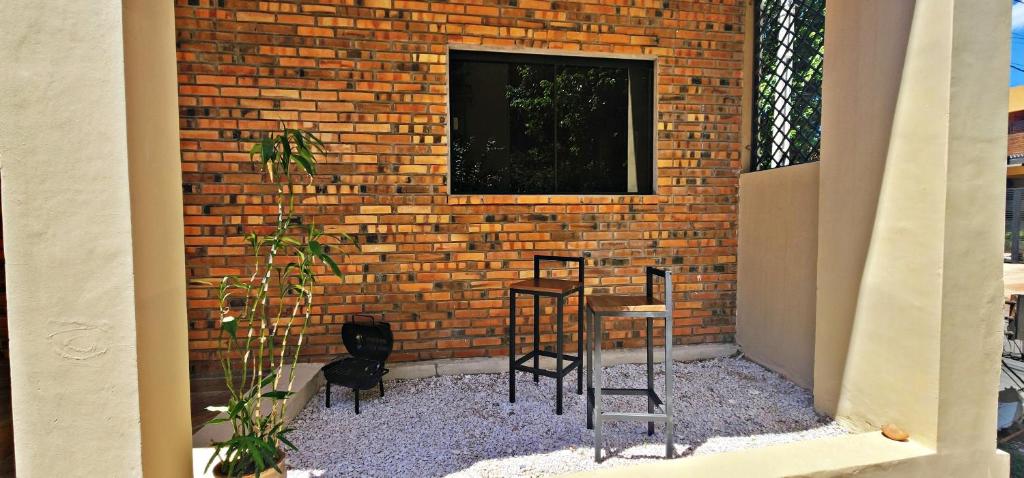 Casa moderna en Villamorra a pasos del Shopping Mariscal Lopez 2Dorm,2 garajes y Wifi的庭院或其他户外区域
