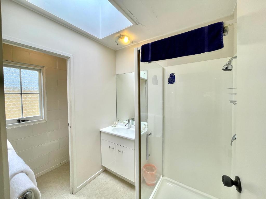 Koupelna v ubytování Browns Bay Olive Tree - Pet Friendly Family Apartment
