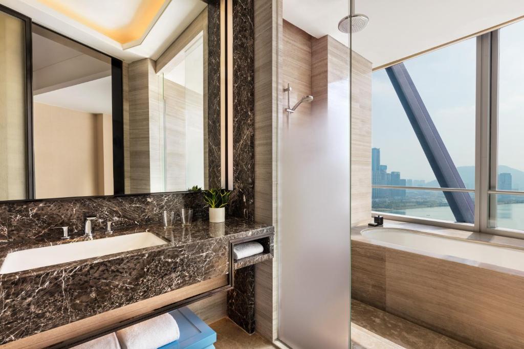 Koupelna v ubytování JW Marriott Hotel Shenzhen Bao'an International Airport