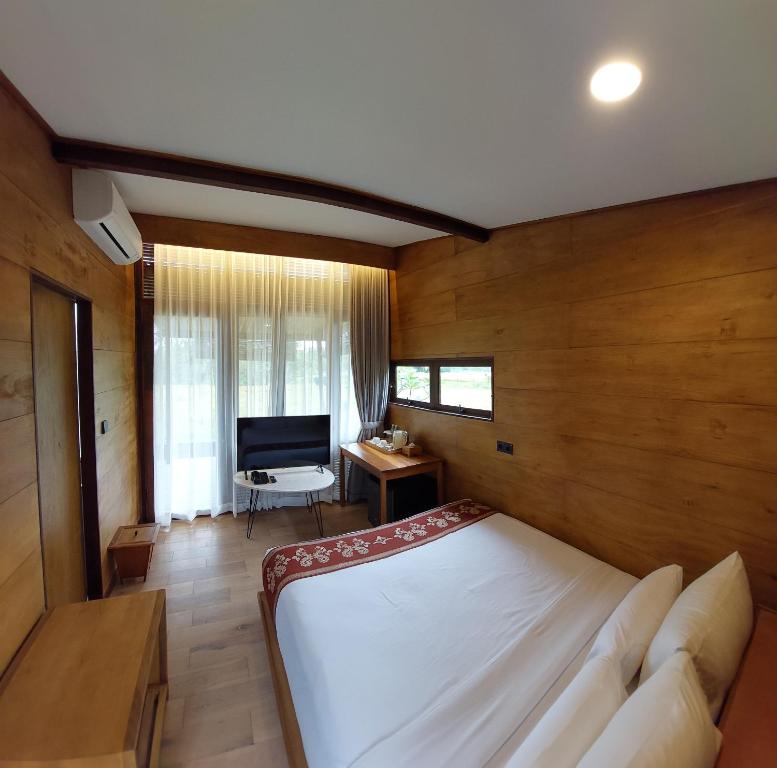 Postel nebo postele na pokoji v ubytování Teras Hotel Ijen Banyuwangi