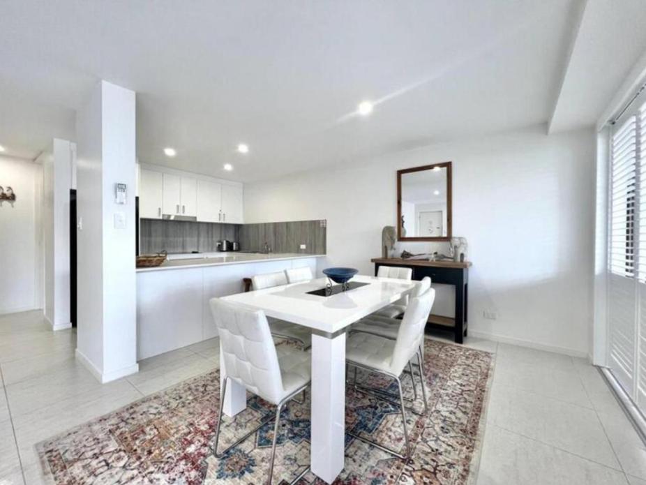 Kuchyň nebo kuchyňský kout v ubytování The Noosa Apartments