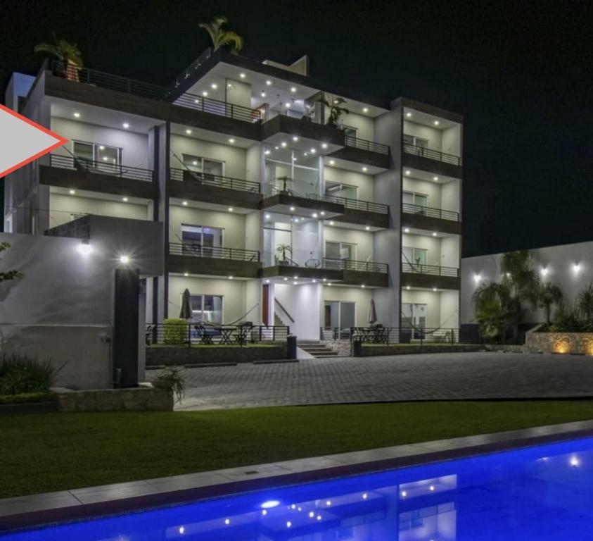 Bazén v ubytování New Loft with Sky Bar and Pools nebo v jeho okolí