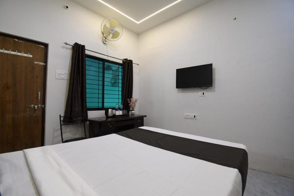 TV a/nebo společenská místnost v ubytování Hotel Shivay Deluxe