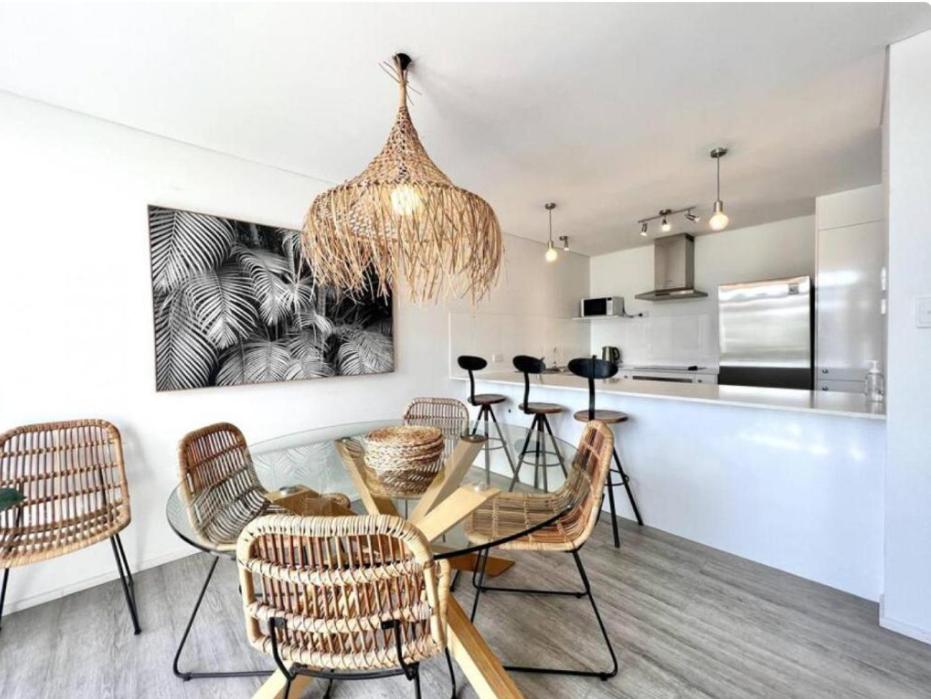 Kuchyň nebo kuchyňský kout v ubytování The Noosa Apartments