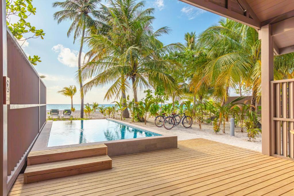 Бассейн в Meeru Maldives Resort Island или поблизости