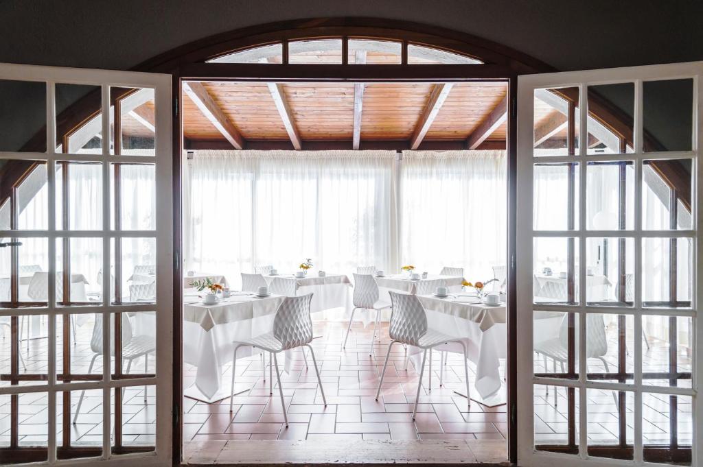 Reštaurácia alebo iné gastronomické zariadenie v ubytovaní Hotel Riva del Sole