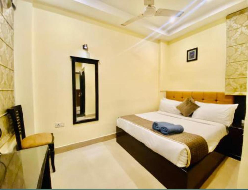 Postel nebo postele na pokoji v ubytování Hotel The Rio, Haridwar