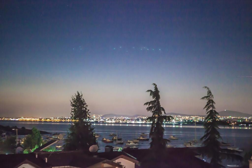 vista para uma cidade e um lago à noite em Cuci Hotel di Mare Bayramoglu em Gebze