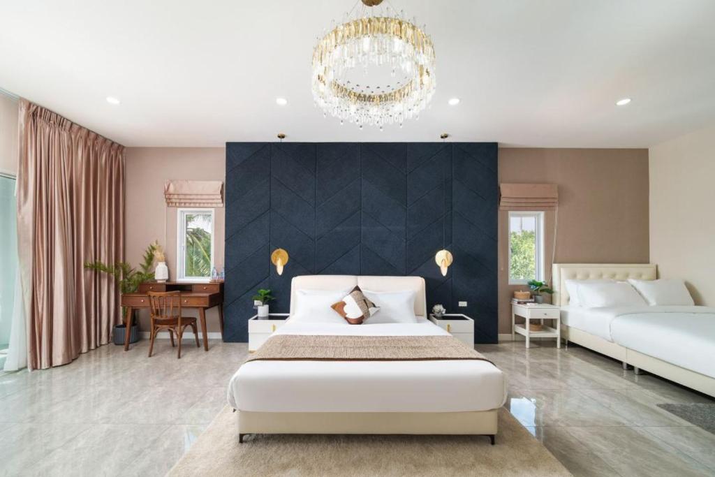 Ένα ή περισσότερα κρεβάτια σε δωμάτιο στο Hermit villa 3BR 4BA 12hr Butler