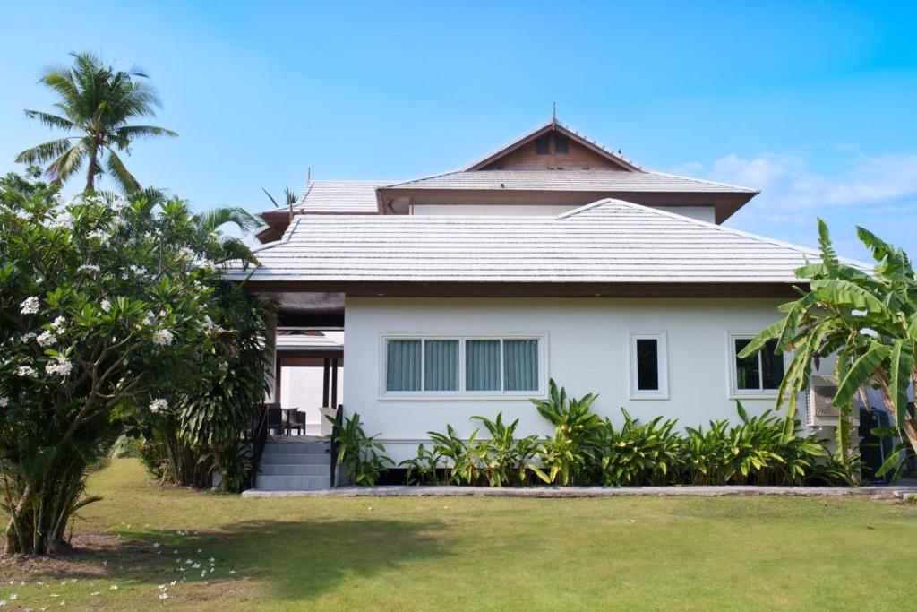 Κήπος έξω από το Hermit villa 3BR 4BA 12hr Butler
