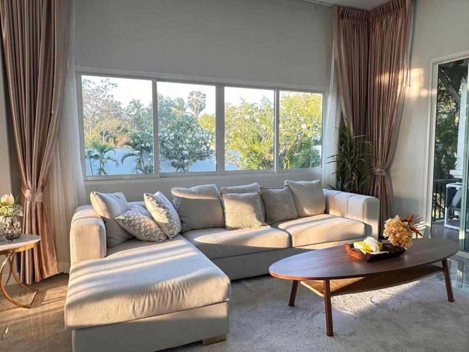 Χώρος καθιστικού στο Hermit villa 3BR 4BA 12hr Butler