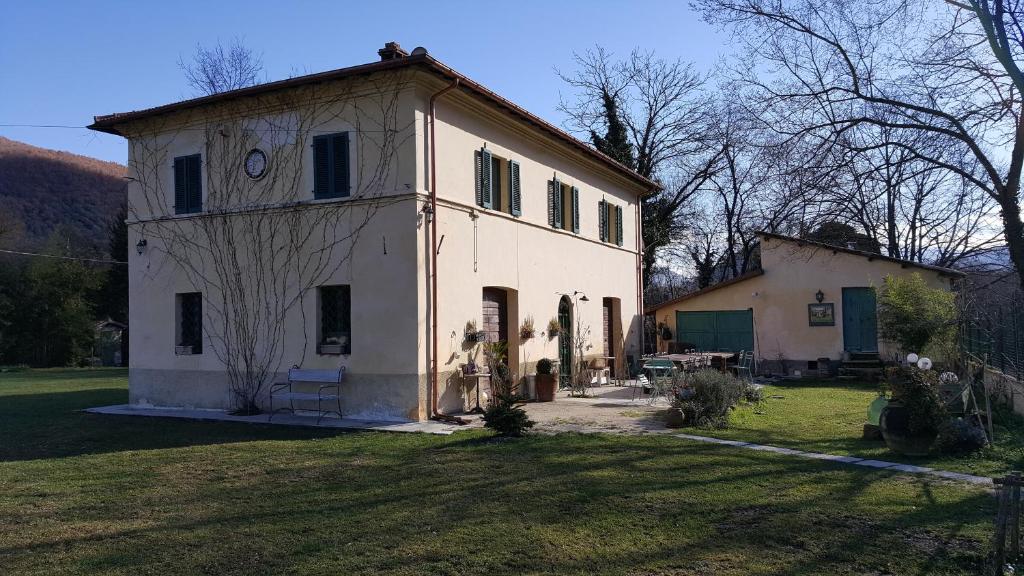 an old white house with a clock on the side of it at Villa Oracola in Rieti