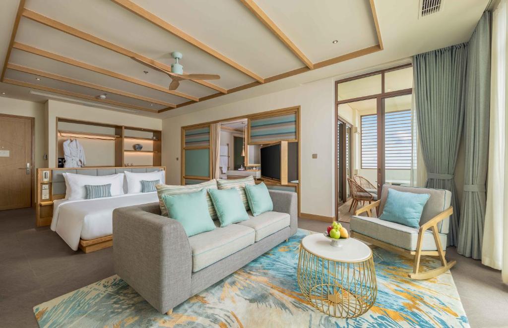 Special Offer – Golf View King Suite with Balcony and Bathtub
