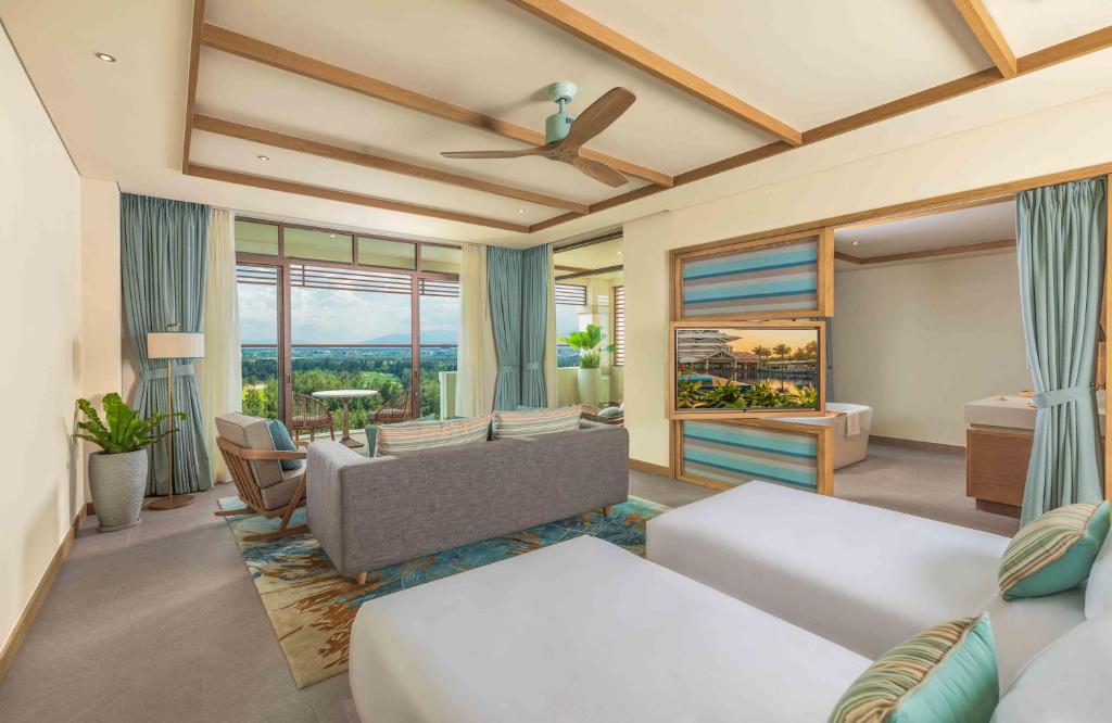 Special Offer – Golf View Twin Suite with Balcony and Bathtub