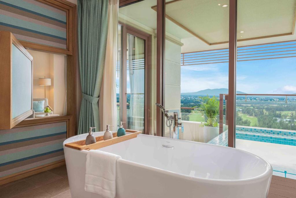Golf View Plunge Pool King Suite – Spa Inclusive