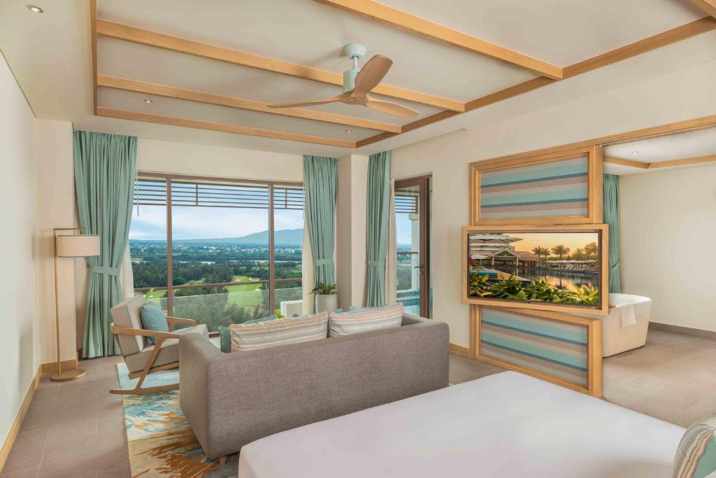 Golf View Plunge Pool King Suite – Spa Inclusive