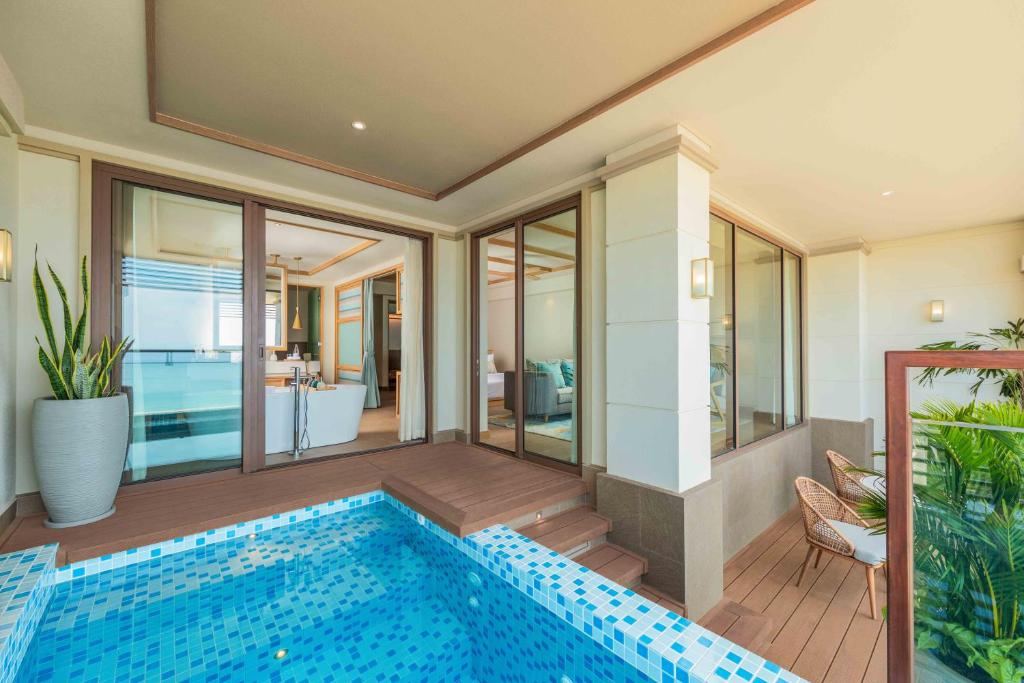 Golf View Plunge Pool King Suite – Spa Inclusive