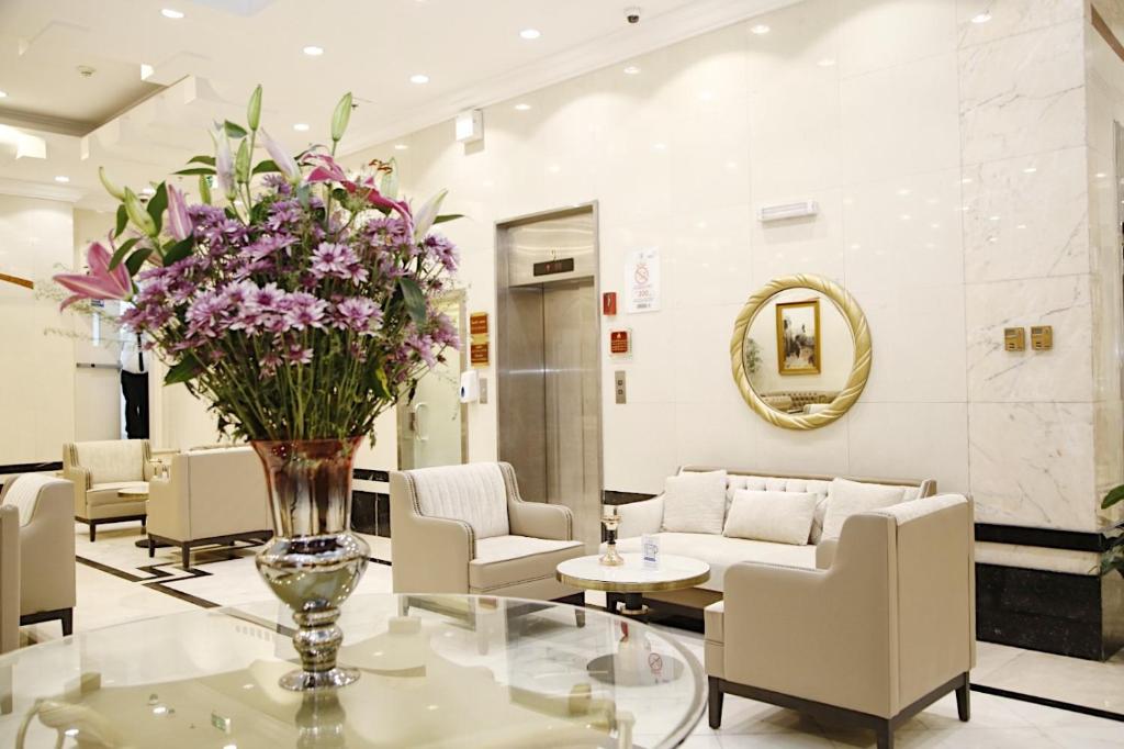 MADEN Al Rawda مادن الروضة tesisinde bir oturma alanı