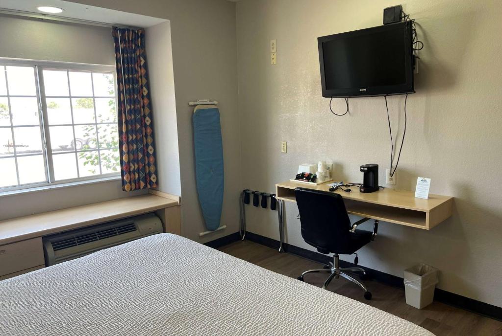 Days Inn & Suites by Wyndham Hutchinson photo