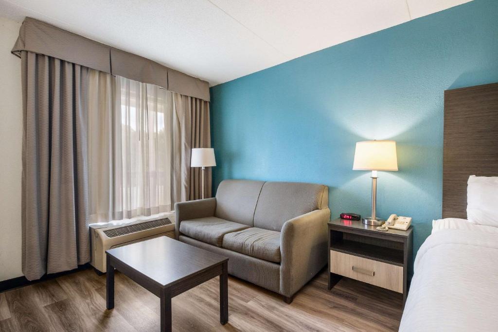 Clarion Inn Cleveland near University - King Room With Sofa Bed - Non-Smoking