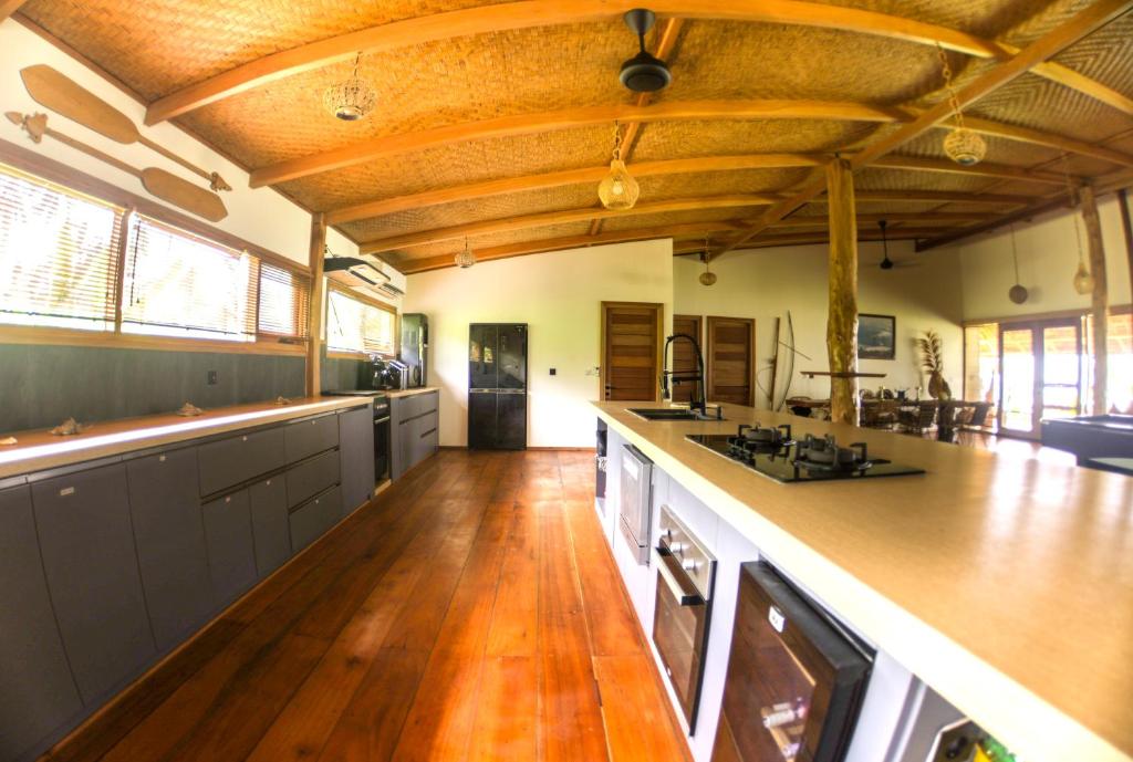 Kuchyň nebo kuchyňský kout v ubytování Baha Baha Villa Sailo Mentawai