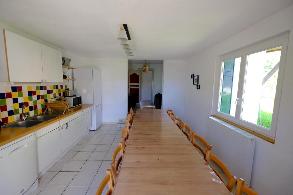 Kuchyň nebo kuchyňský kout v ubytování Gite des Rosiers