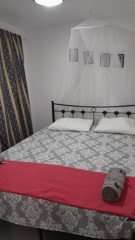 Letto o letti in una camera di The Rabbit Hole Hostel Fira