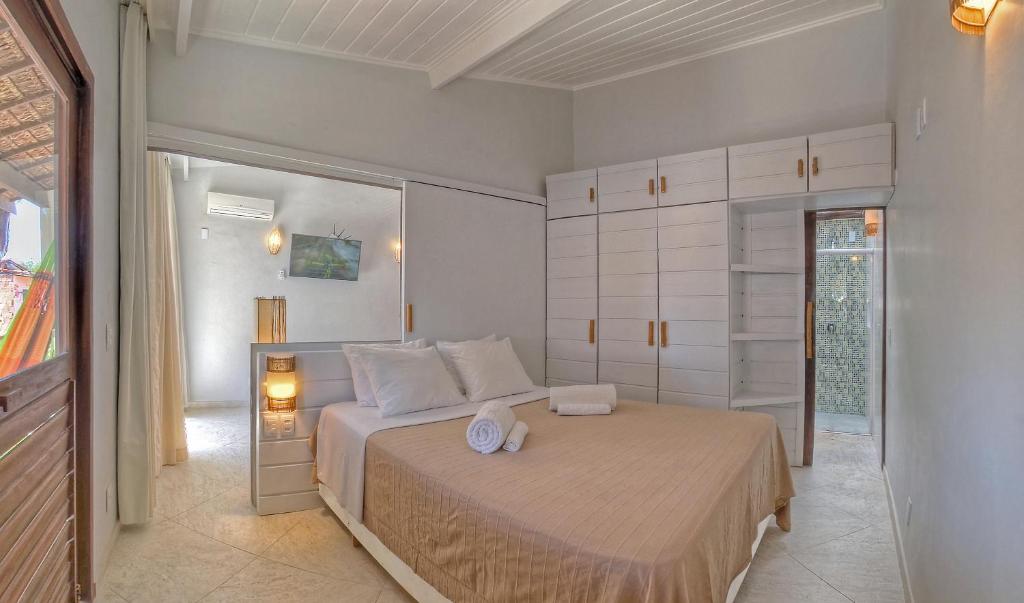 a bedroom with a bed with two towels on it at Arca do Noah in Jericoacoara