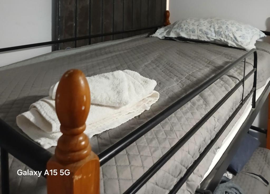 Letto o letti in una camera di The Rabbit Hole Hostel Fira