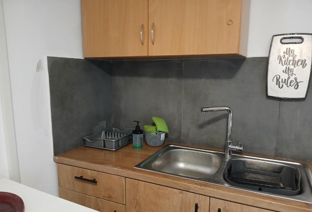 Cucina o angolo cottura di The Rabbit Hole Hostel Fira