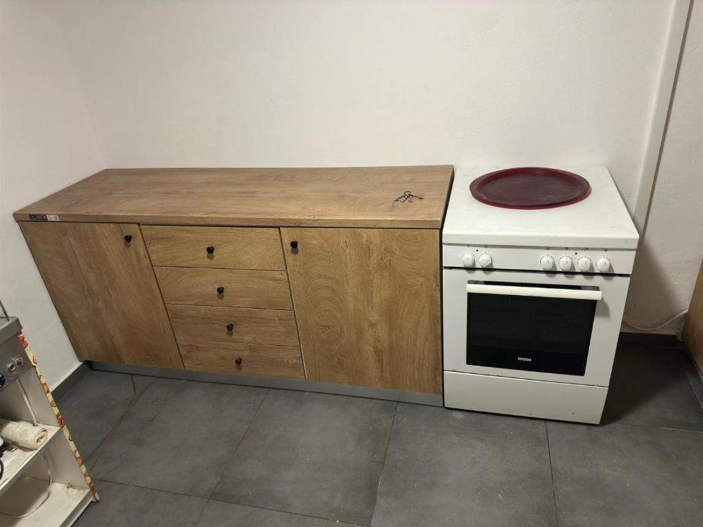 Cucina o angolo cottura di The Rabbit Hole Hostel Fira