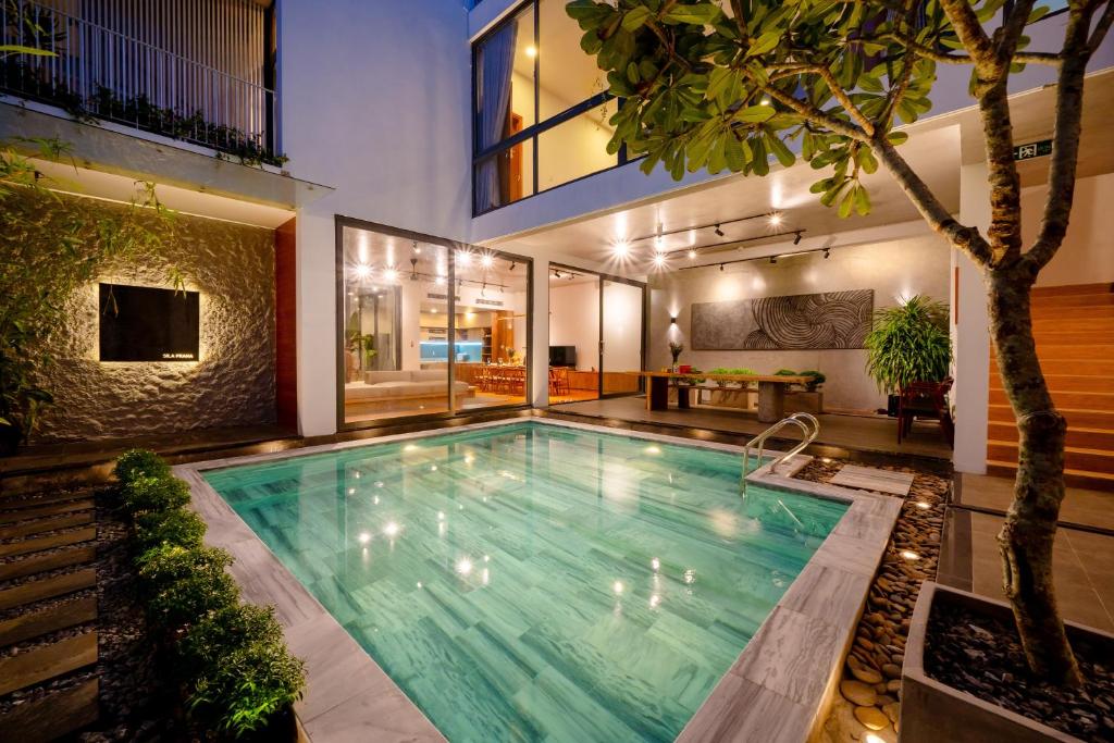 ダナンにあるSila Prana Villa - Luxury Private 8BRs Pool Villa Da Nang Beachの家屋の建物内のスイミングプール