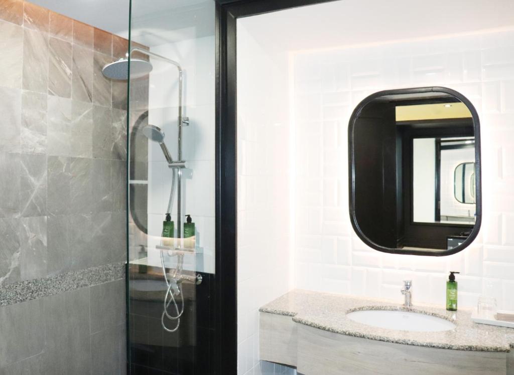 The Quarter Saphankhwai by UHG