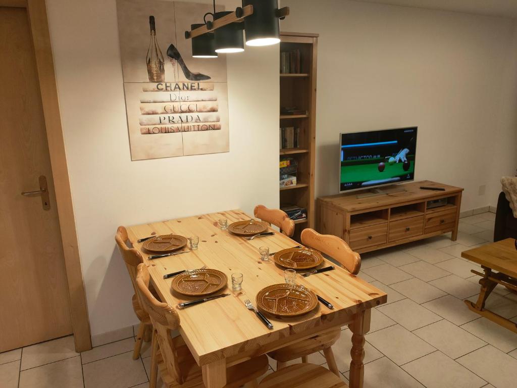 TV a/nebo společenská místnost v ubytování Studio au pied de la télécabine, SaastalCards Saas-Fee