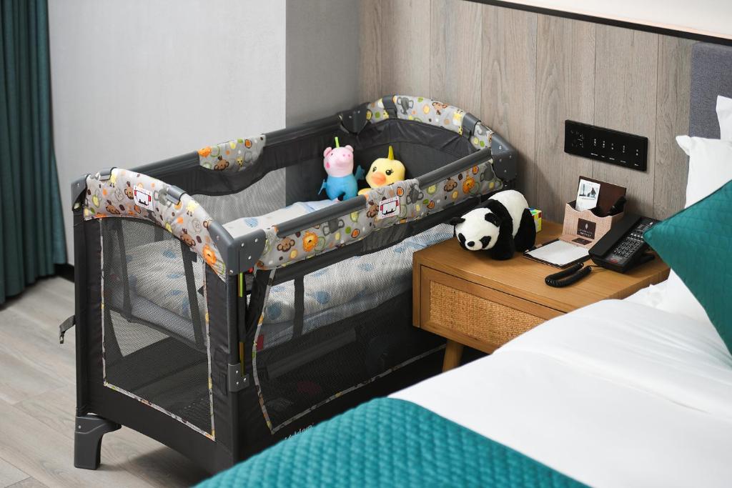 Postel nebo postele na pokoji v ubytování Mehood Lestie International Hotel Nancun Wanbo Metro Station Branch - Free Shuttle Bus to Canton Fair Complex During Canton Fair Period & Free breakfast & Free afternoon tea & Free midnight snack & Free VPN Internet Access