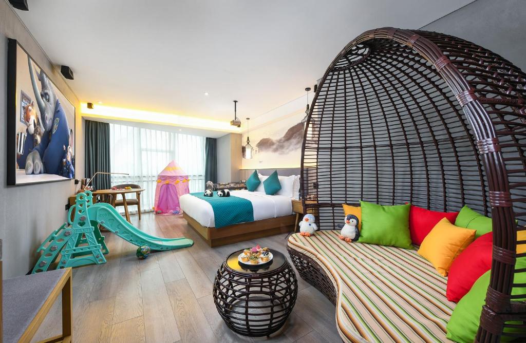Posezení v ubytování Mehood Lestie International Hotel Nancun Wanbo Metro Station Branch - Free Shuttle Bus to Canton Fair Complex During Canton Fair Period & Free breakfast & Free afternoon tea & Free midnight snack & Free VPN Internet Access