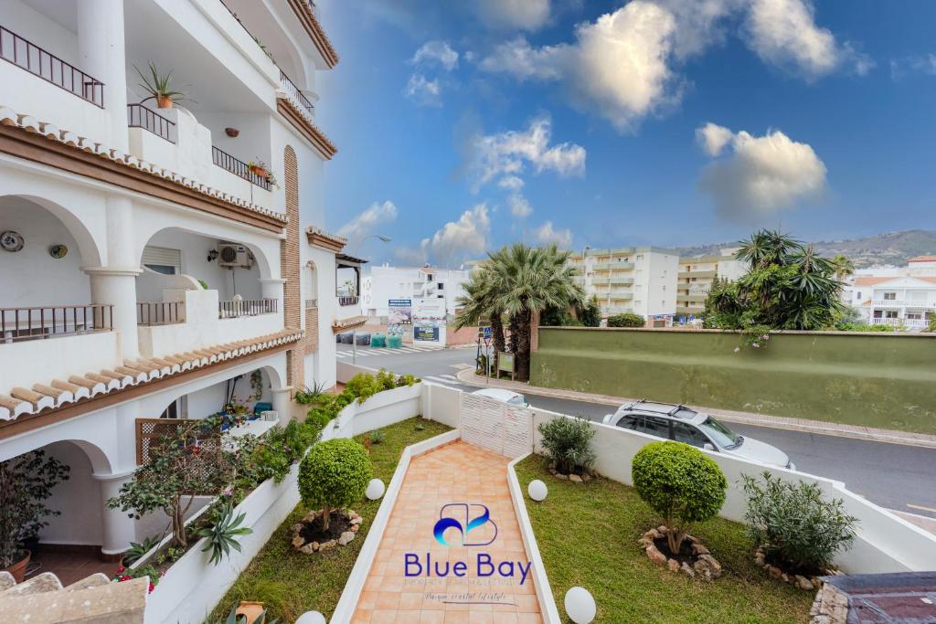 una vista desde el balcón de un edificio en Palm Beach Apartment, en La Herradura