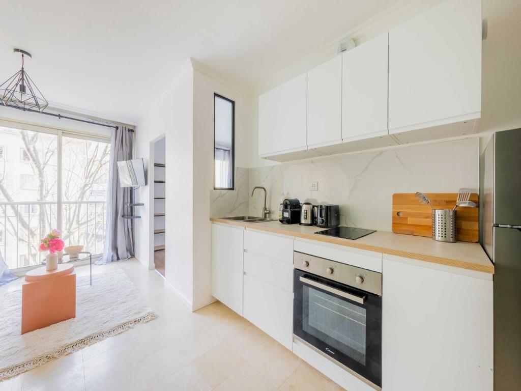 Chic Parisian 1-Bedroom Apartment in Vibrant 10th Arr - Mobility Lease