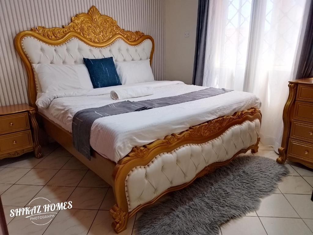 En eller flere senge i et værelse på Shikaz BnB