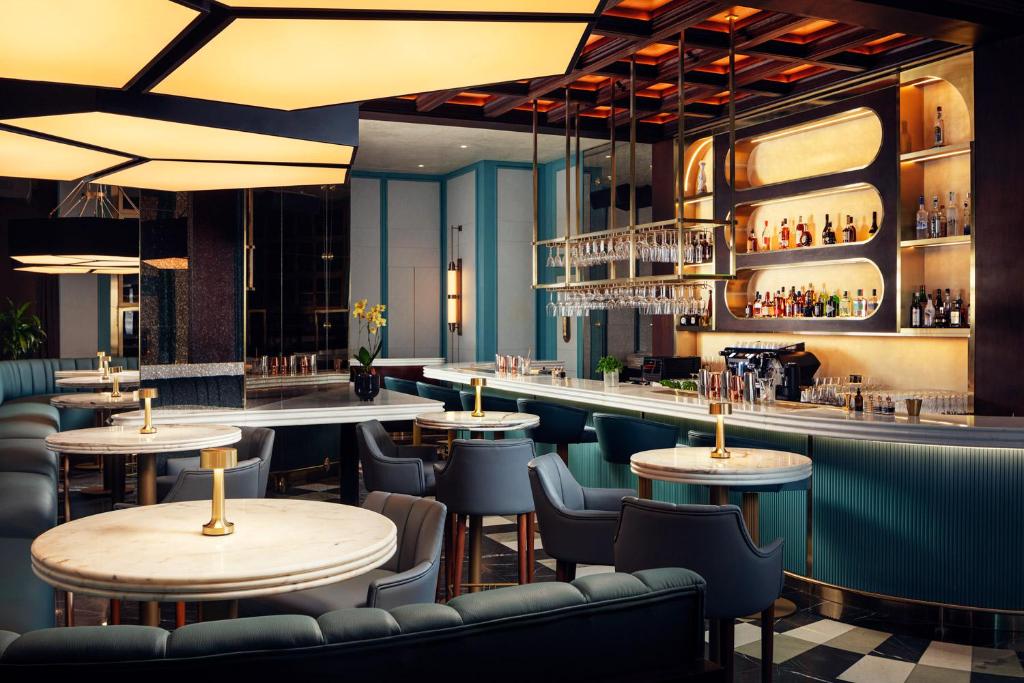 Lounge nebo bar v ubytování The St. Regis Al Mouj Muscat Resort