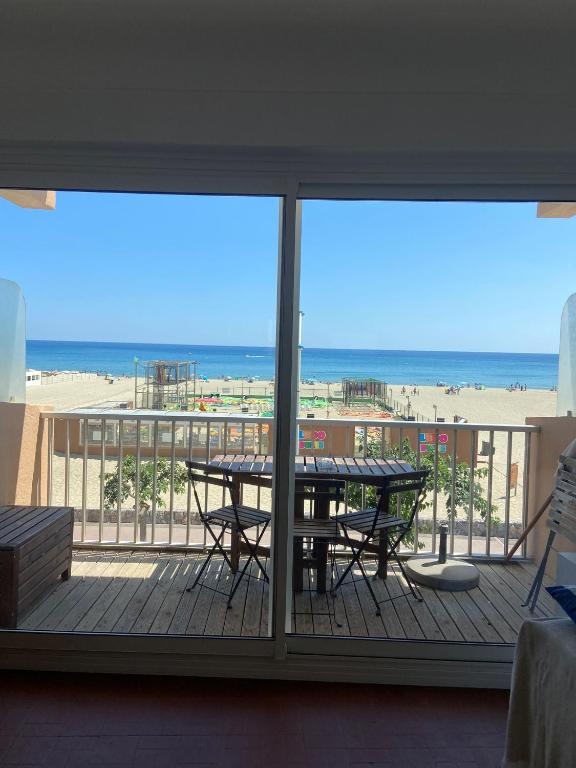 d'un balcon avec une table et une vue sur la plage. dans l'établissement Boramar Cosy appartement pour 4 pers - Terrasse vue mer, à Canet